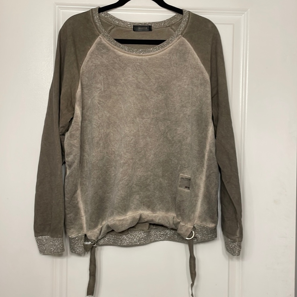 Trendy grey sweatshirt